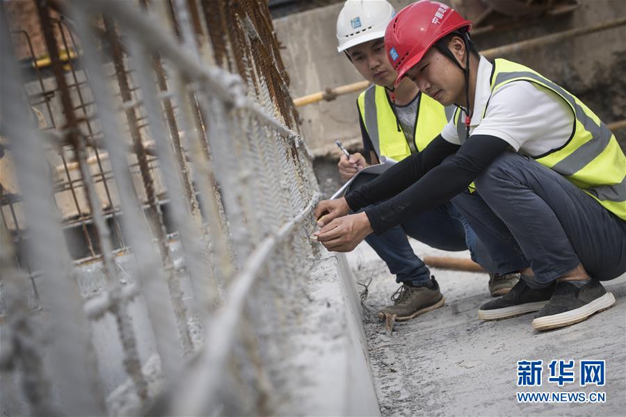 (新時代奮斗者·圖文互動)(1)當(dāng)一群“90后”與工地相遇——記奮戰(zhàn)在軍運(yùn)會工地上的90后新農(nóng)民工