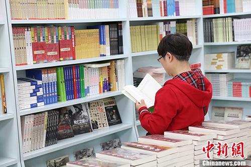 5月9日，一女子在哈爾濱市某書店選購圖書。從5月1日至5月4日，全國32家紙廠宣布漲價，各紙種漲價幅度為每噸100元至300元不等。對此，出版行業(yè)業(yè)內(nèi)人士表示&ldquo;因為紙張價格上漲，直接造成了出版成本的明顯增加，出版行業(yè)只能被迫對圖書定價進行調(diào)整。&rdquo;
<a target='_blank' >中新社</a>記者 于琨 攝