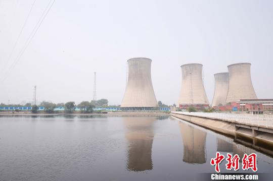 按照規(guī)劃，位于首鋼園區(qū)內(nèi)的滑雪大跳臺(tái)建成后將成為世界首例永久保留和使用的單板大跳臺(tái)場地。圖為單板大跳臺(tái)選址所在地?！№n海丹 攝