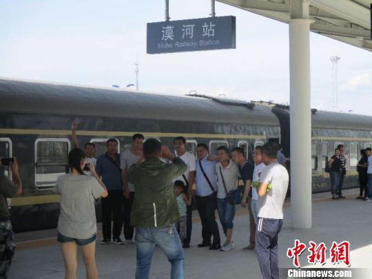 圖為旅客在漠河站合影留念。(中國鐵路哈爾濱局集團有限公司提供)
