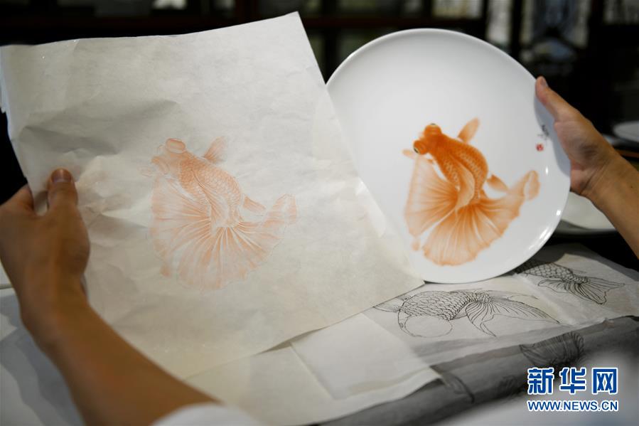#（文化）（3）魚(yú)躍盤中：活靈活現(xiàn)的瓷畫技藝