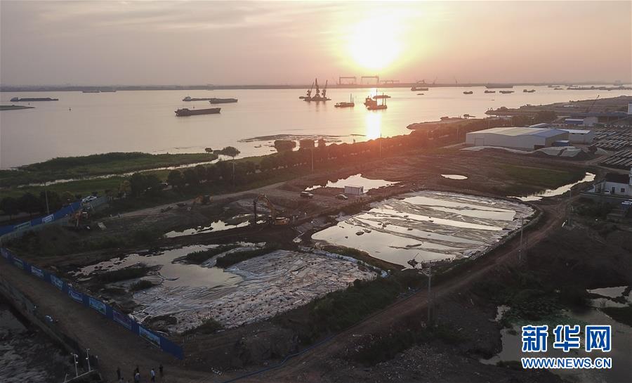（新華視點&middot;圖文互動）（3）中央督察兩年有的絲毫未改，有的不減反增&mdash;&mdash;江蘇泰興數(shù)萬噸化工廢料和污泥堆放長江邊調查