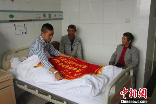 被救的李忠起、張總鳳夫婦看望受傷后的李運飛?！⊥粲?攝