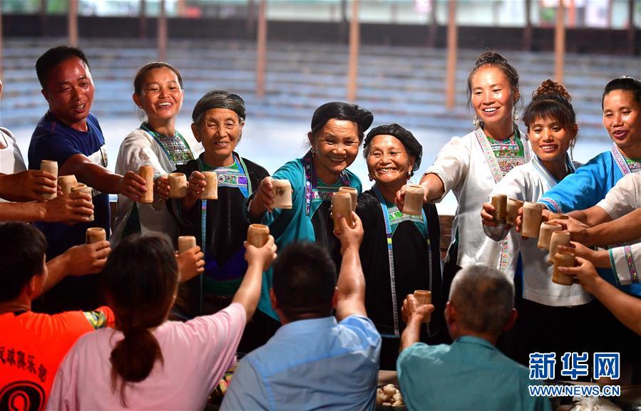 （社會）（1）苗山脫貧影像志&mdash;&mdash;把苗寨搬進景區(qū) 讓貧困戶住進城里