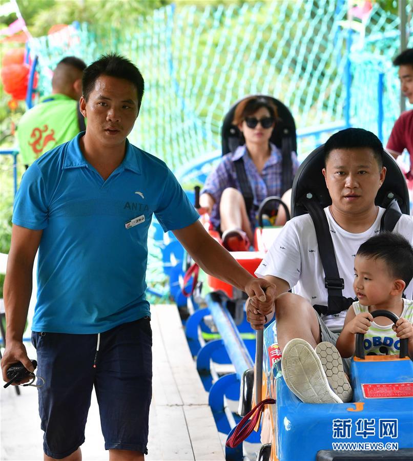 （社會）（9）苗山脫貧影像志&mdash;&mdash;把苗寨搬進景區(qū) 讓貧困戶住進城里