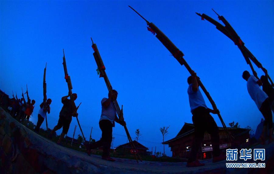 （社會）（11）苗山脫貧影像志&mdash;&mdash;把苗寨搬進(jìn)景區(qū) 讓貧困戶住進(jìn)城里