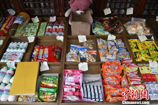 圖為:“誠信小賣部”販賣的商品 范宇斌 攝