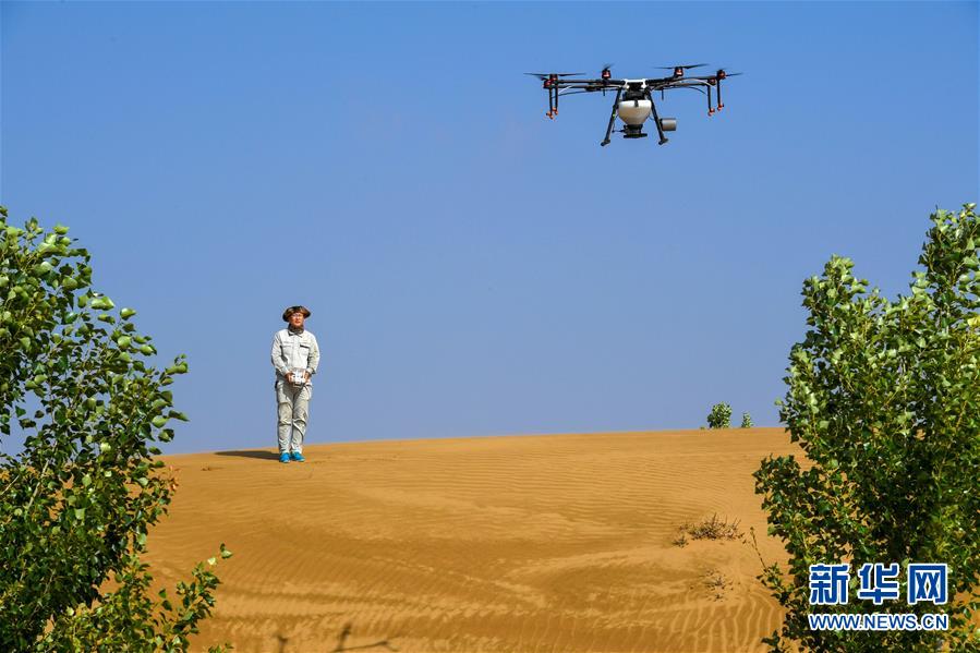 （新華全媒頭條&middot;在習(xí)近平新時(shí)代中國(guó)特色社會(huì)主義思想指引下&mdash;&mdash;新時(shí)代新作為新篇章&middot;圖文互動(dòng)）（2）綠富同興畫(huà)卷在沙海中鋪展&mdash;&mdash;庫(kù)布其沙漠生態(tài)治理紀(jì)實(shí)