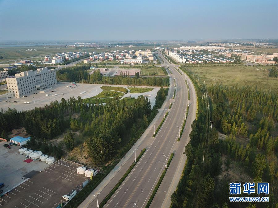 （新華全媒頭條&middot;在習(xí)近平新時(shí)代中國(guó)特色社會(huì)主義思想指引下&mdash;&mdash;新時(shí)代新作為新篇章&middot;圖文互動(dòng)）（8）綠富同興畫(huà)卷在沙海中鋪展&mdash;&mdash;庫(kù)布其沙漠生態(tài)治理紀(jì)實(shí)