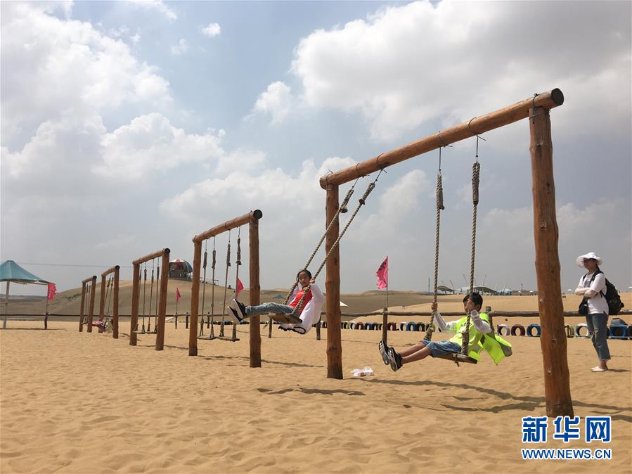 （新華全媒頭條&middot;在習(xí)近平新時(shí)代中國(guó)特色社會(huì)主義思想指引下&mdash;&mdash;新時(shí)代新作為新篇章&middot;圖文互動(dòng)）（11）綠富同興畫(huà)卷在沙海中鋪展&mdash;&mdash;庫(kù)布其沙漠生態(tài)治理紀(jì)實(shí)