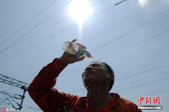 資料圖：高溫下的人。胡國林 攝 圖片來源：東方IC 版權(quán)作品 請勿轉(zhuǎn)載