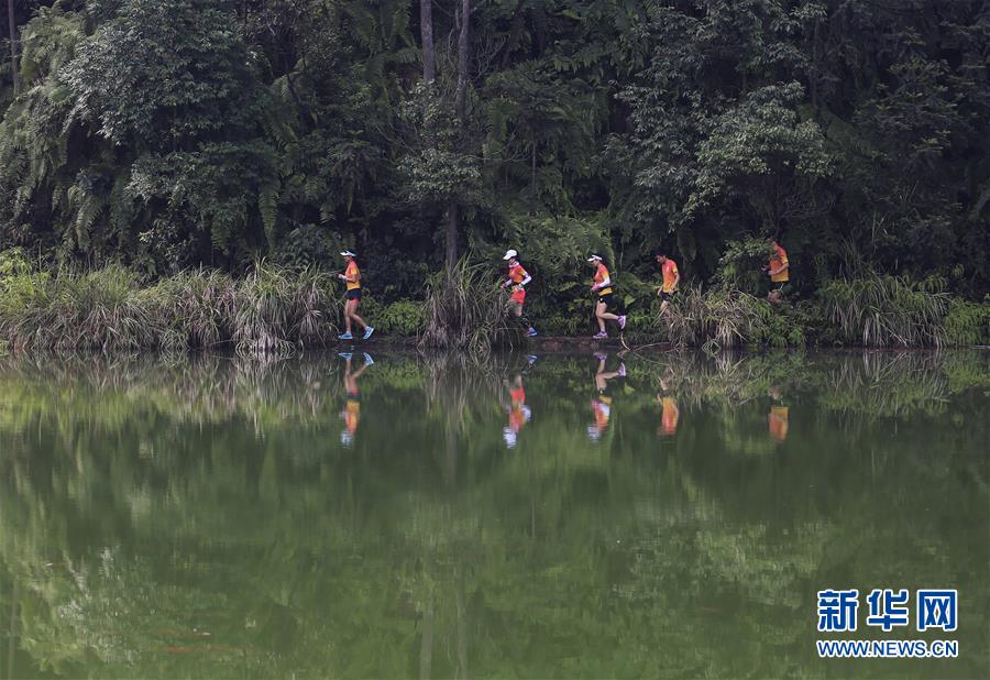 #(社會(huì))(3)跑步山林間