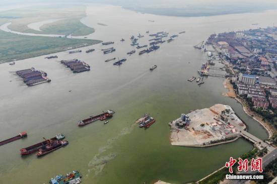 8月1日，巨型的水泥儲(chǔ)罐被吊離碼頭，湖南岳陽(yáng)城陵磯新港區(qū)天欣碼頭的整治已基本完成。今年5月，長(zhǎng)江岸線湖南段開(kāi)展港口碼頭&ldquo;關(guān)停并轉(zhuǎn)&rdquo;專(zhuān)項(xiàng)整治行動(dòng)。截至目前，該行動(dòng)已集中關(guān)停42個(gè)碼頭泊位，退出岸線7302米。楊華峰 攝