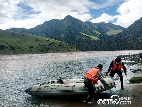 管護員久美扎西（右）和朋友正準備將皮劃艇抬上岸。