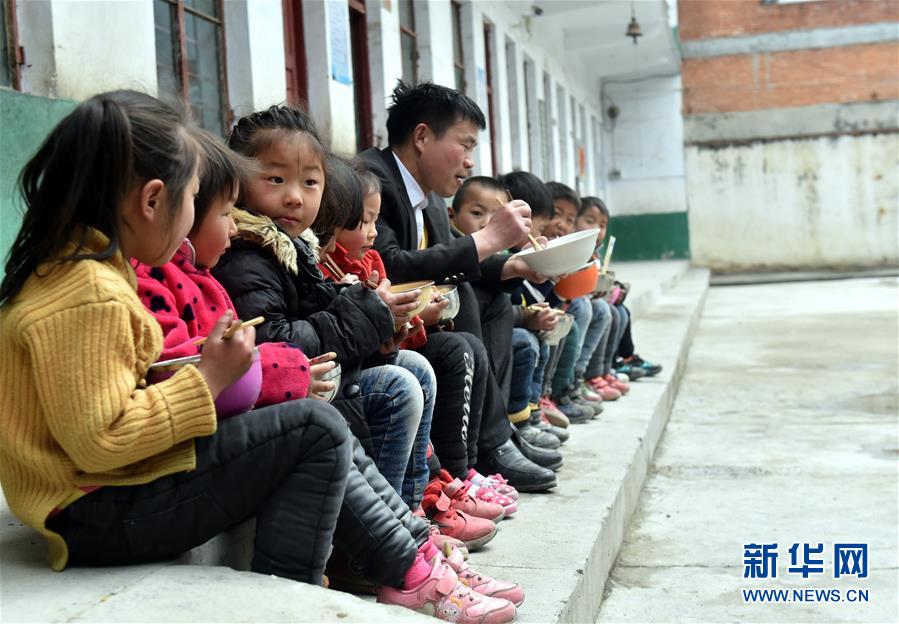 （時(shí)代先鋒&middot;圖文互動）（3）伏牛山里好老師張玉滾：挑起孩子們走出大山的希望