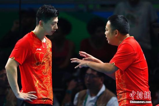 圖為教練劉國(guó)梁在場(chǎng)邊指導(dǎo)。<a target='_blank'  ><p  align=