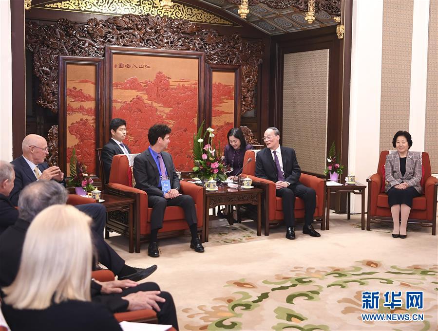 (時(shí)政)王岐山會見清華大學(xué)經(jīng)濟(jì)管理學(xué)院顧問委員會海外委員和中方企業(yè)家委員