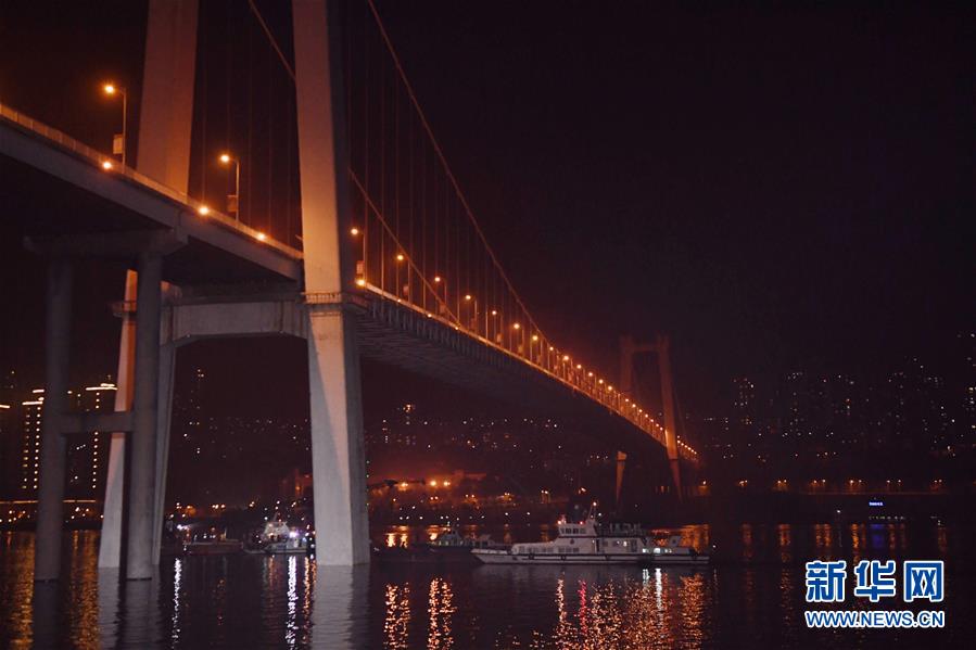 （重慶公交車墜江事故&middot;圖文互動）（4）夜幕降臨，重慶萬州公交客車墜江事故救援工作仍在進(jìn)行中