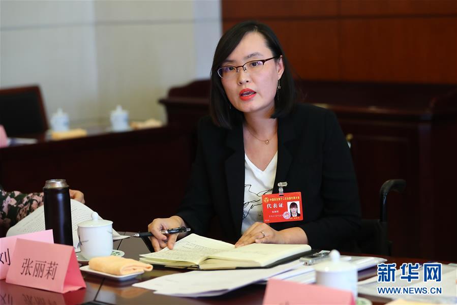 (關(guān)注婦代會(huì))(3)放飛巾幗夢(mèng)想 共襄復(fù)興偉業(yè)——中國(guó)婦女十二大各代表團(tuán)認(rèn)真學(xué)習(xí)黨中央致詞