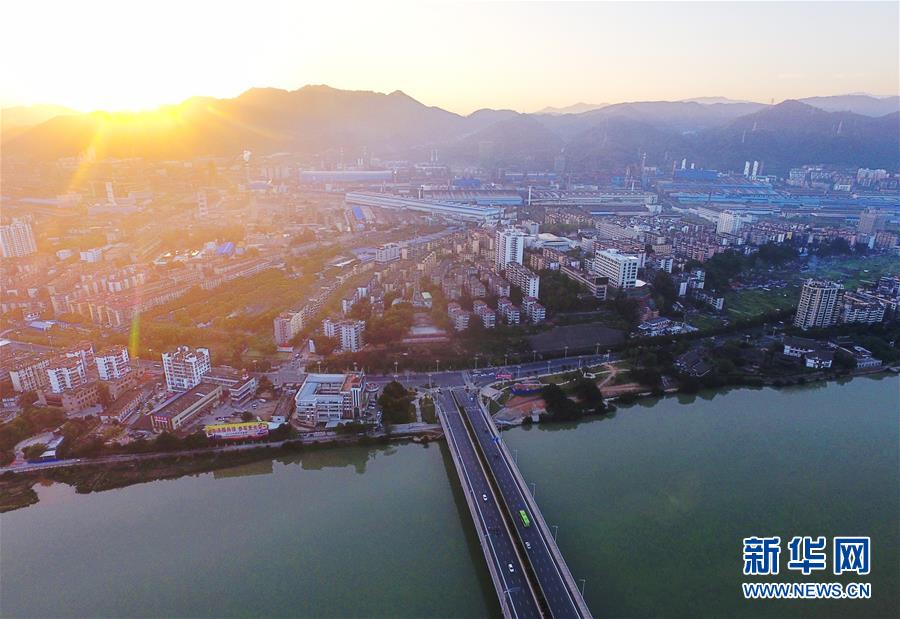 (在習(xí)近平新時(shí)代中國特色社會(huì)主義思想指引下·慶祝改革開放40周年·綠色發(fā)展·圖文互動(dòng))(1)烈火淬煉中的轉(zhuǎn)型之變——綠色發(fā)展之“火”的故事