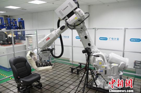 機(jī)器人測(cè)試桌椅?！”R育辛 攝