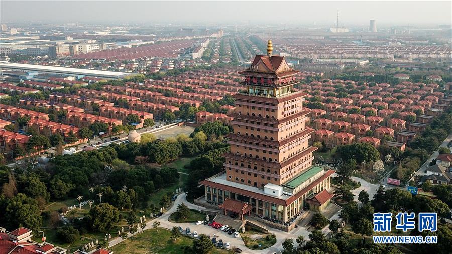 （慶祝改革開(kāi)放40周年基層行&middot;村莊篇&middot;圖文互動(dòng)）（2）&ldquo;第一村&rdquo;華西：住房、樓宇刻畫(huà)發(fā)展&ldquo;年輪&rdquo;