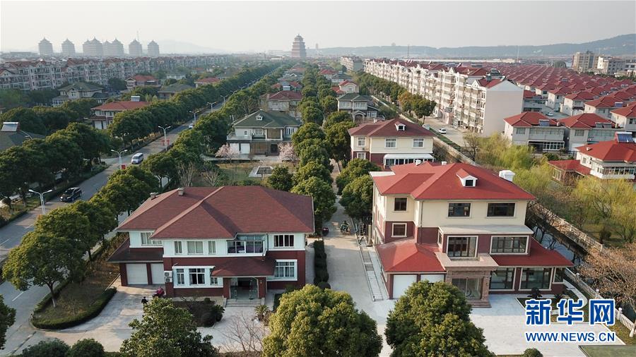 （慶祝改革開(kāi)放40周年基層行&middot;村莊篇&middot;圖文互動(dòng)）（3）&ldquo;第一村&rdquo;華西：住房、樓宇刻畫(huà)發(fā)展&ldquo;年輪&rdquo;