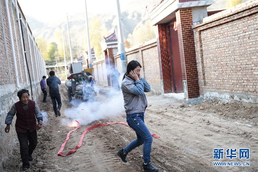 （新華全媒頭條&middot;壯闊歷程40年系列述評&middot;圖文互動(dòng)）（3）舉旗定向 康莊大道&mdash;&mdash;從改革開放40年看中國自信