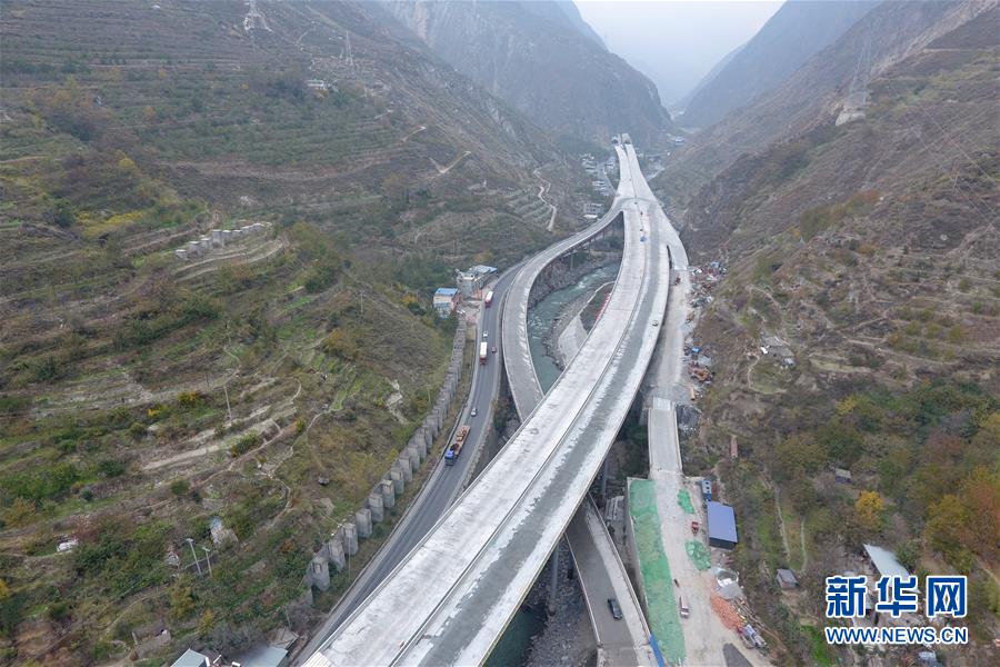 （新華全媒頭條&middot;壯闊歷程40年系列述評&middot;圖文互動(dòng)）（8）舉旗定向 康莊大道&mdash;&mdash;從改革開放40年看中國自信