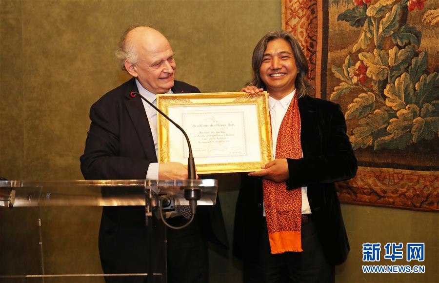 （新華全媒頭條&middot;壯闊歷程40年系列述評&middot;圖文互動(dòng)）（10）舉旗定向 康莊大道&mdash;&mdash;從改革開放40年看中國自信