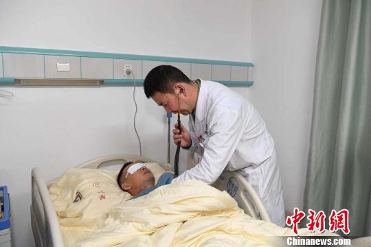 圖為醫(yī)生為杜富國檢查。　肖瑤 攝