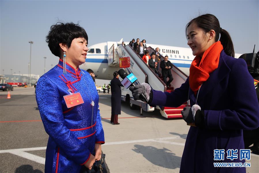 （兩會）（2）內(nèi)蒙古代表團(tuán)抵京