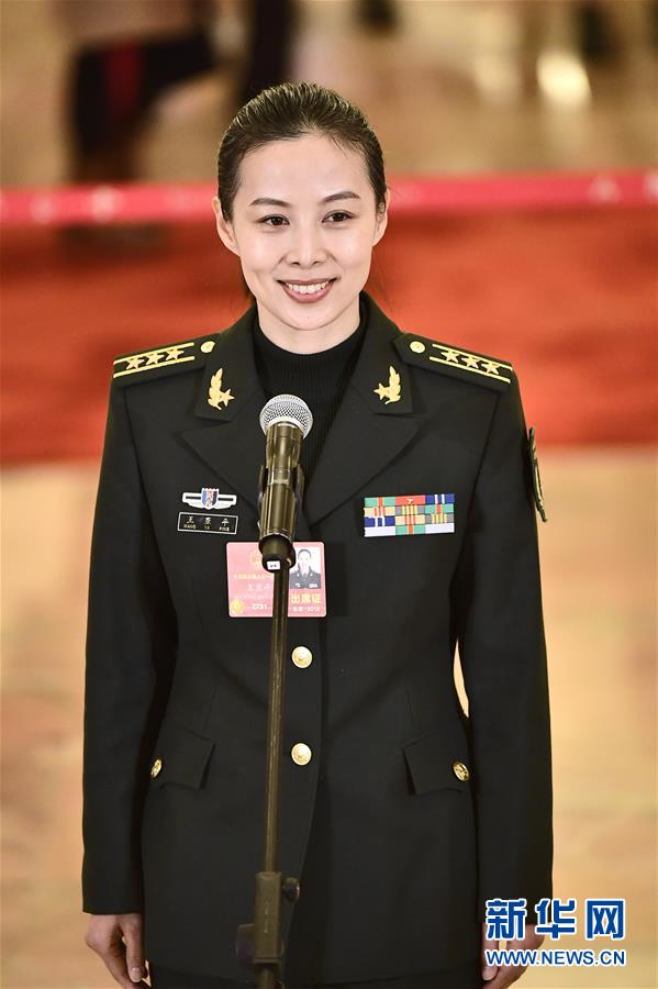 （兩會(huì)&middot;人大開幕）（4）全國(guó)人大代表接受采訪