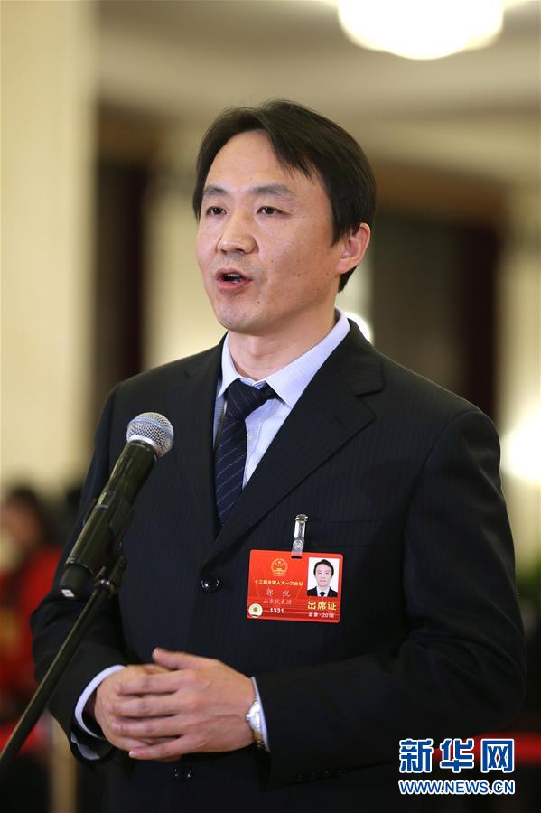 （兩會(huì)&middot;人大開(kāi)幕）（12）全國(guó)人大代表接受采訪