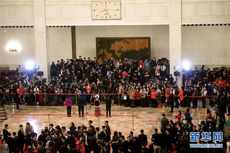 （兩會(huì)&middot;人大開(kāi)幕）（15）全國(guó)人大代表接受采訪