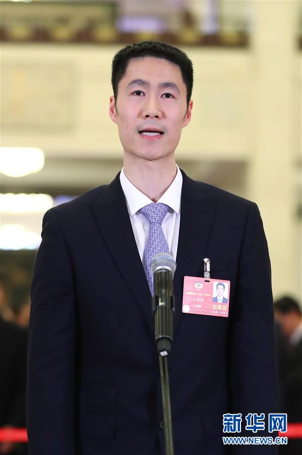 （兩會(huì)&middot;XHDW）（10）全國(guó)政協(xié)委員接受采訪