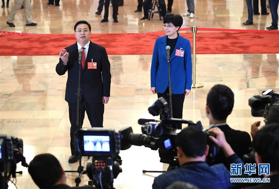 （兩會&middot;XHDW）（3）全國人大代表接受采訪