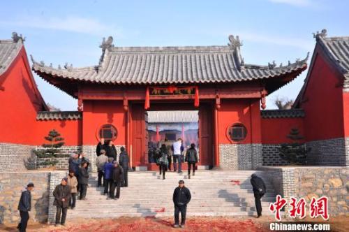 資料圖：元旦小長假期間，威海南海新區(qū)云龍山上舉辦新年廟會。　劉昌勇 攝