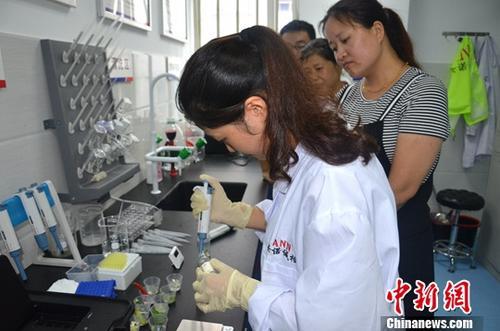 資料圖：工作人員根據(jù)消費(fèi)者要求現(xiàn)場檢驗(yàn)，共筑食品安全。<a target='_blank' ><p  align=