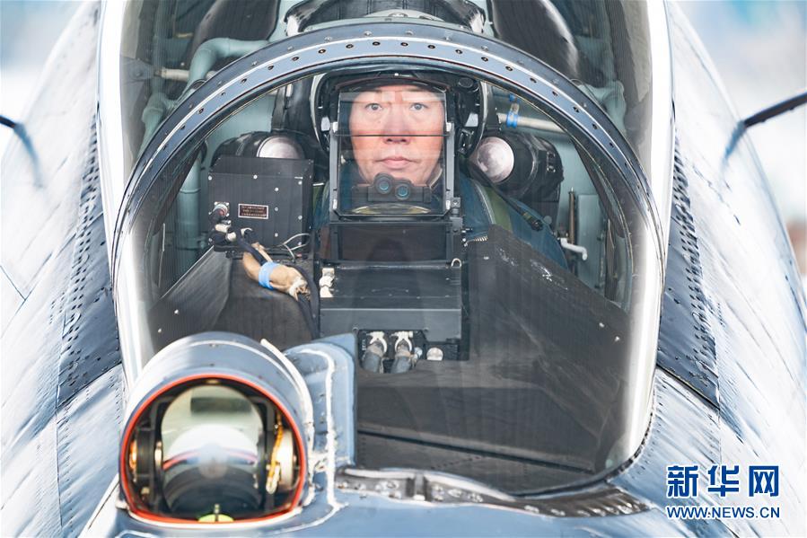 （新華全媒頭條&middot;圖文互動(dòng)）（2）戰(zhàn)鷹，為祖國(guó)奮飛&mdash;&mdash;記空軍航空兵某旅旅長(zhǎng)、特級(jí)飛行員郝井文