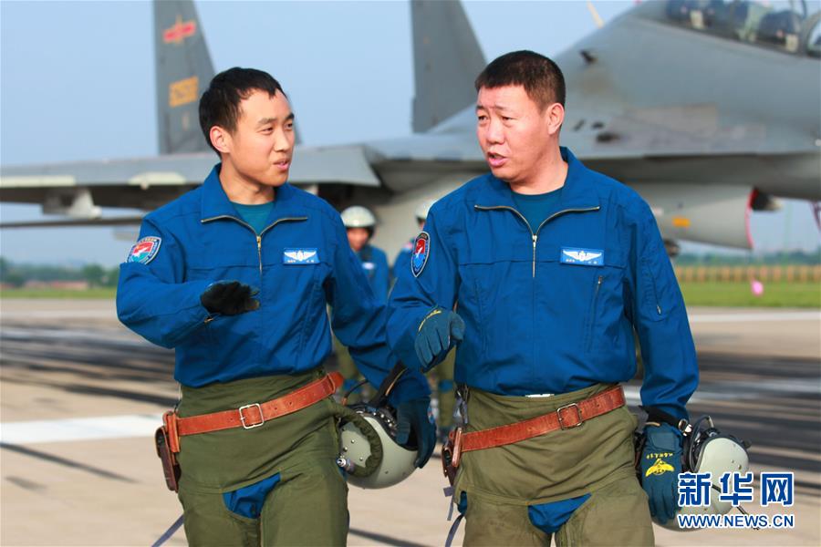 （新華全媒頭條&middot;圖文互動(dòng)）（3）戰(zhàn)鷹，為祖國(guó)奮飛&mdash;&mdash;記空軍航空兵某旅旅長(zhǎng)、特級(jí)飛行員郝井文