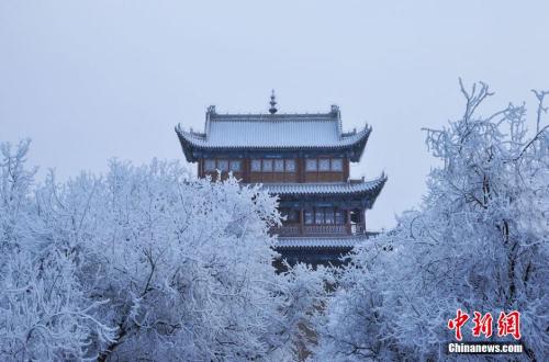 資料圖：小寒時節(jié)，甘肅嘉峪關(guān)市迎來了一場大雪。師永紅 攝