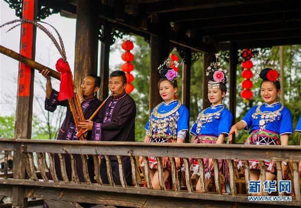 （在習(xí)近平新時代中國特色社會主義思想指引下&mdash;&mdash;新時代新作為新篇章&middot;鄉(xiāng)村振興戰(zhàn)略&middot;圖文互動）（5）掙脫&ldquo;富饒的貧困&rdquo;&mdash;&mdash;一個西部貧困區(qū)縣綠色發(fā)展之變 