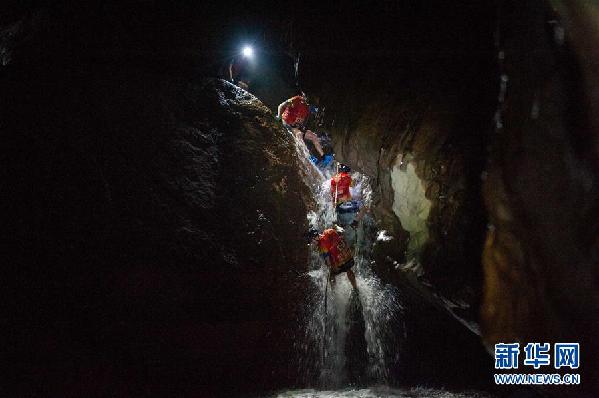 （在習(xí)近平新時代中國特色社會主義思想指引下&mdash;&mdash;新時代新作為新篇章&middot;鄉(xiāng)村振興戰(zhàn)略&middot;圖文互動）（4）掙脫&ldquo;富饒的貧困&rdquo;&mdash;&mdash;一個西部貧困區(qū)縣綠色發(fā)展之變 