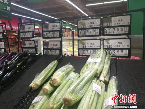 圖為超市里的蔬菜攤。正值晚間，一些菜已被人們買空。 謝藝觀 攝