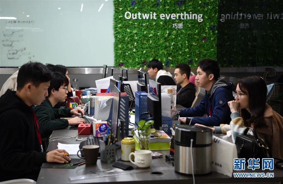 （在習(xí)近平新時(shí)代中國特色社會主義思想指引下&middot;將改革開放進(jìn)行到底&middot;強(qiáng)國之基）（新華全媒頭條&middot;圖文互動）（1）奮斗不停步 改革再出發(fā)&mdash;&mdash;&ldquo;四個(gè)自信&rdquo;筑牢強(qiáng)國之基