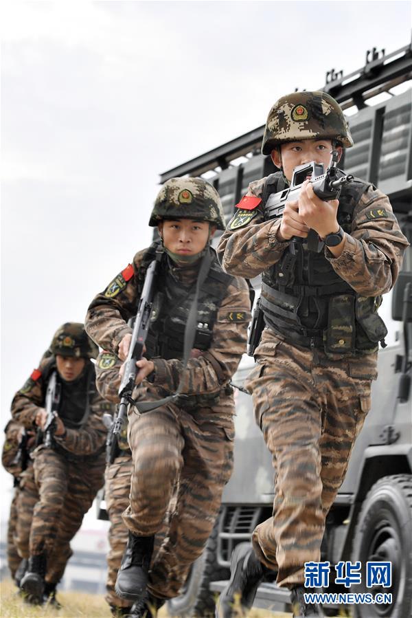 (新華全媒頭條·圖文互動)(5)向祖國報告:我在戰(zhàn)位守萬家團(tuán)圓——解放軍和武警部隊新春佳節(jié)備戰(zhàn)執(zhí)勤記事