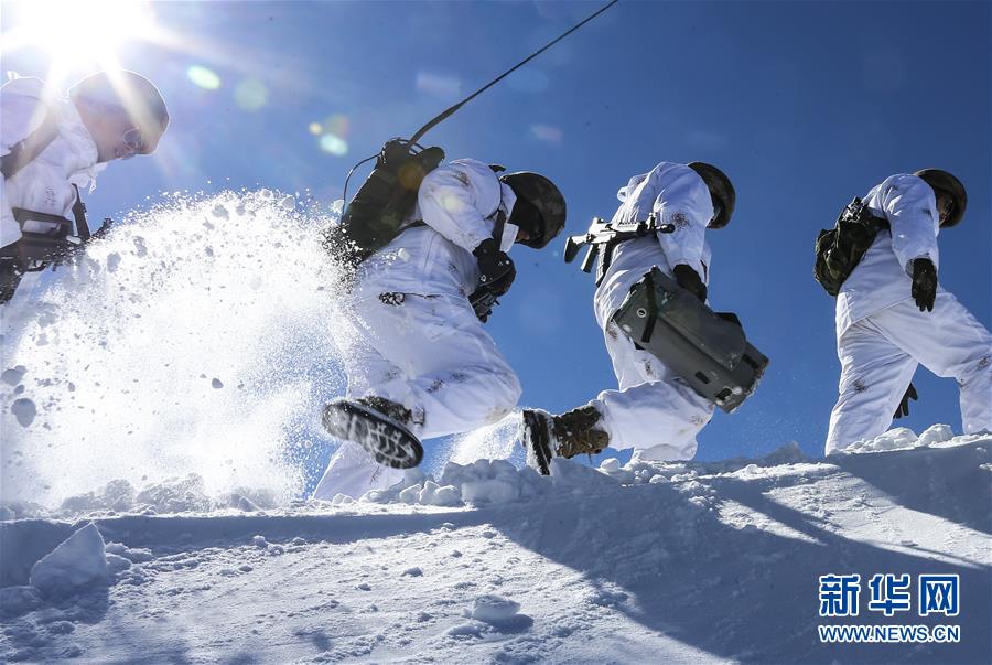 (新華全媒頭條·圖文互動)(7)向祖國報告:我在戰(zhàn)位守萬家團(tuán)圓——解放軍和武警部隊新春佳節(jié)備戰(zhàn)執(zhí)勤記事