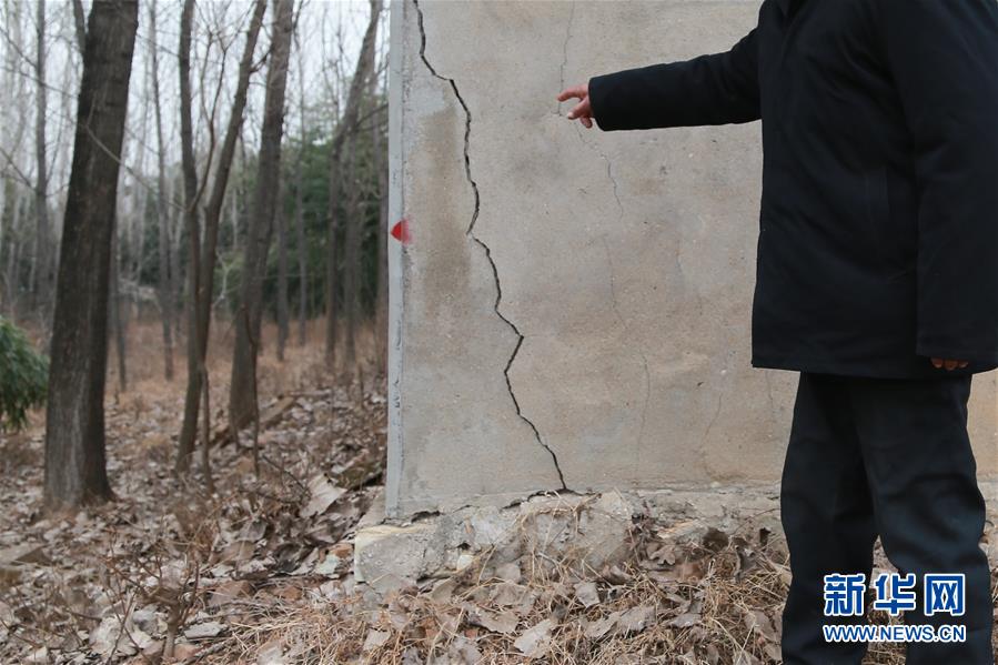 （新華視點(diǎn)&middot;圖文互動）（3）挖掘作業(yè)距漢墓中心僅20米，村民住房出現(xiàn)裂縫&hellip;&hellip;&ldquo;造地&rdquo;如何變挖山？