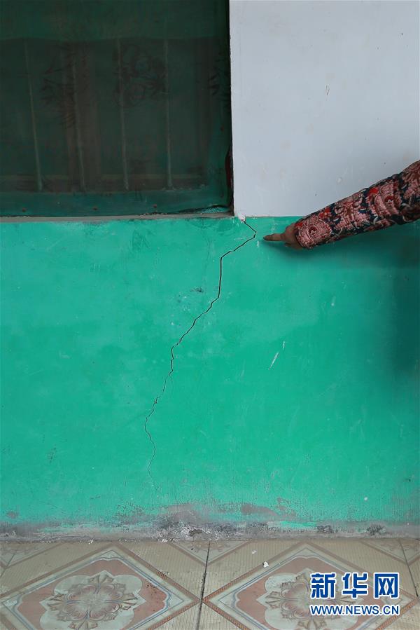 （新華視點(diǎn)&middot;圖文互動）（4）挖掘作業(yè)距漢墓中心僅20米，村民住房出現(xiàn)裂縫&hellip;&hellip;&ldquo;造地&rdquo;如何變挖山？